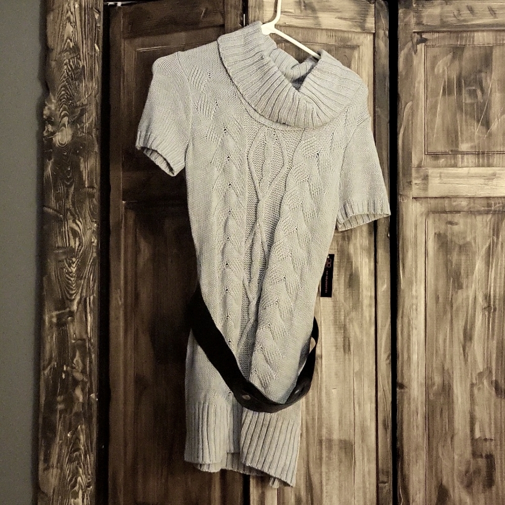 NWT Women's short sleeved sweater w/belt